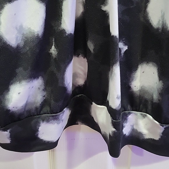 Women's Lane Bryant Plus Size V-Neck Black & White Top - Picture 6 of 7